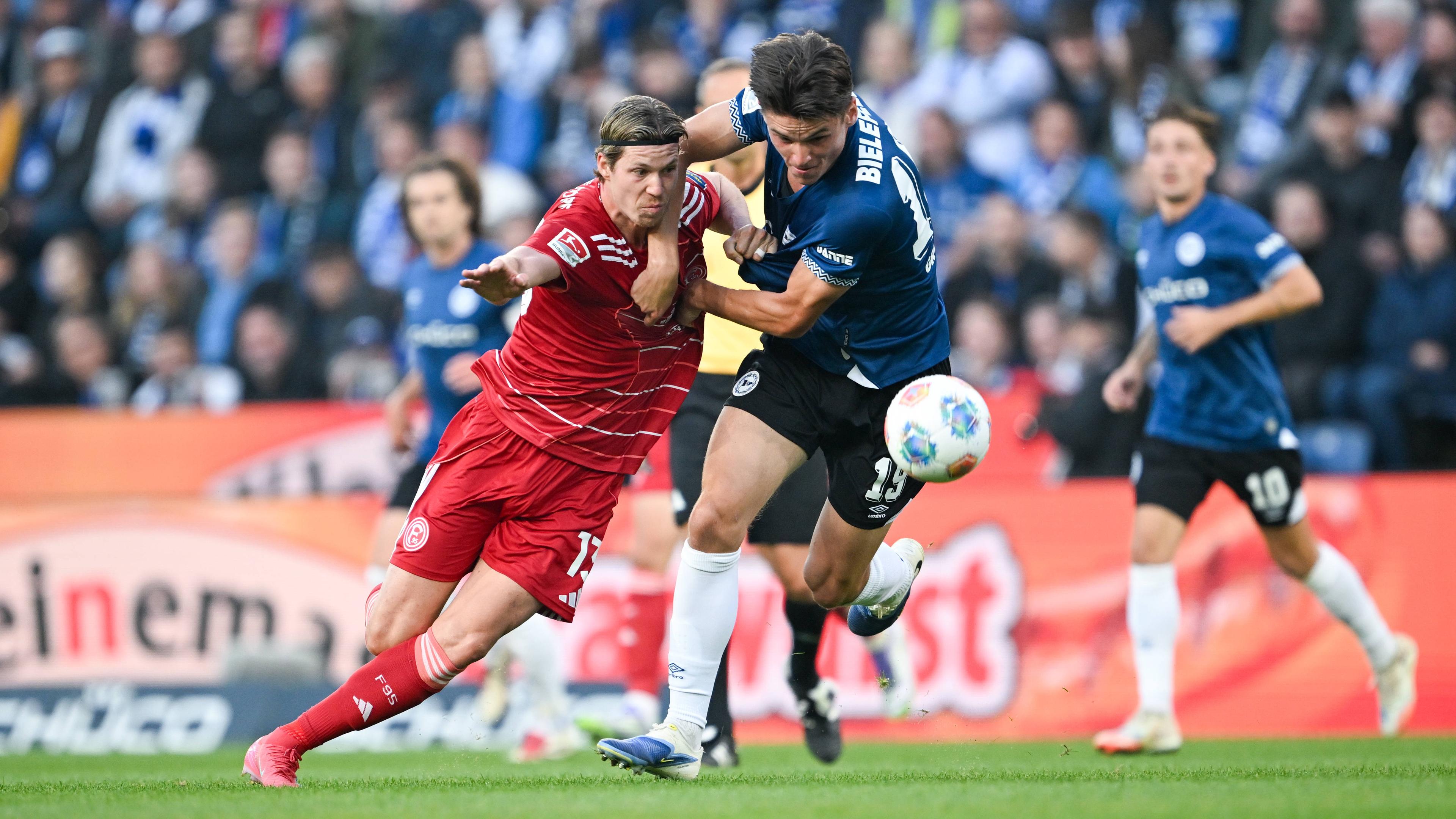 Cedric Itten (Duesseldorf) im Zweikampf gegen Maximilian Großer Grosser (Bielefeld).