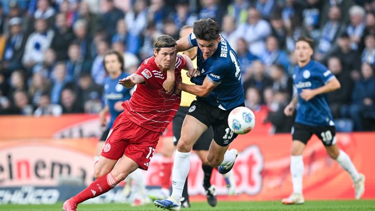 Cedric Itten (Duesseldorf) im Zweikampf gegen Maximilian Großer Grosser (Bielefeld).