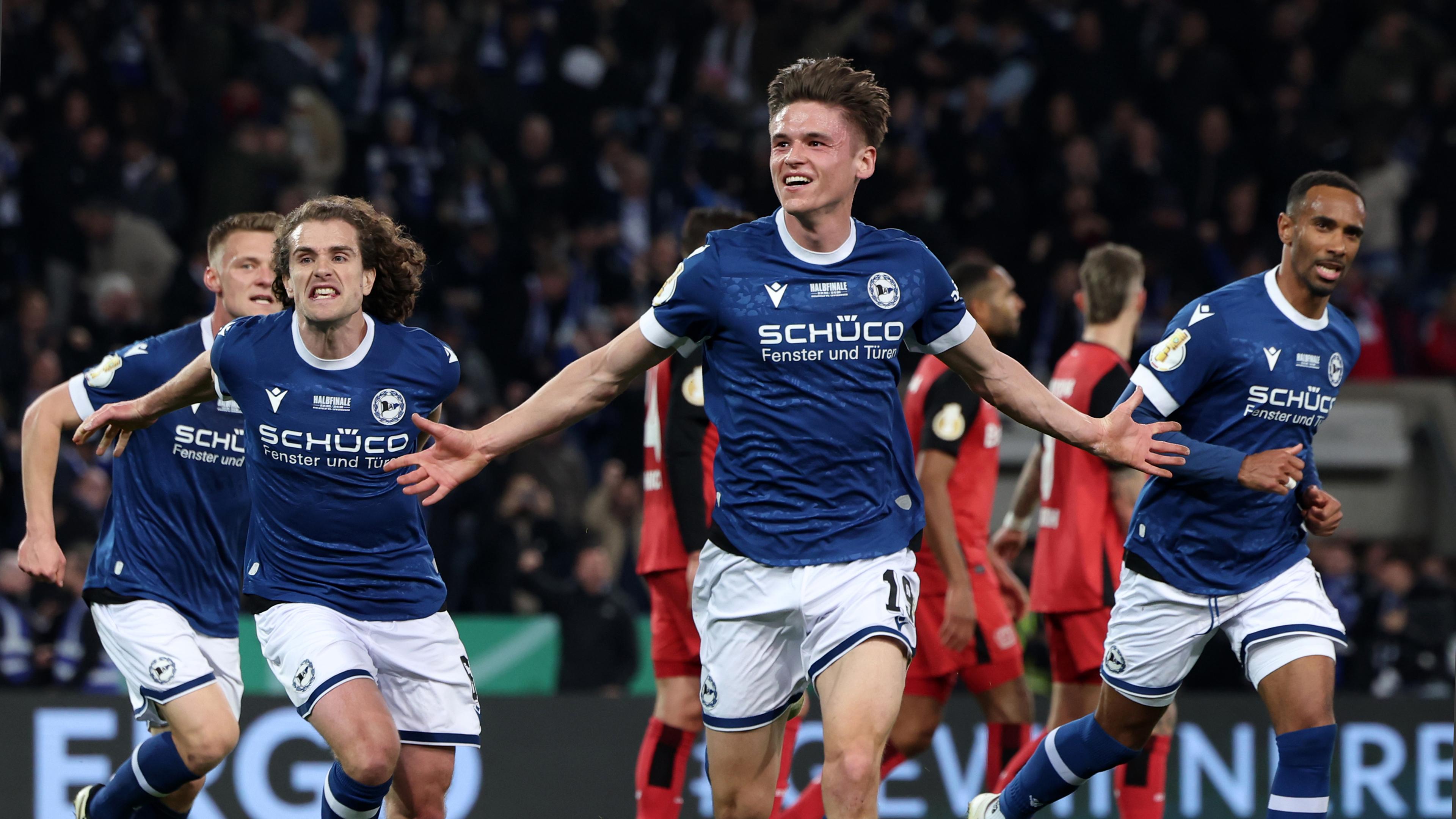 Spieler von Arminia Bielefeld um Maximilian Großer beim Torjubel