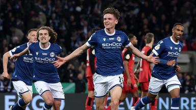 Spieler von Arminia Bielefeld um Maximilian Großer beim Torjubel