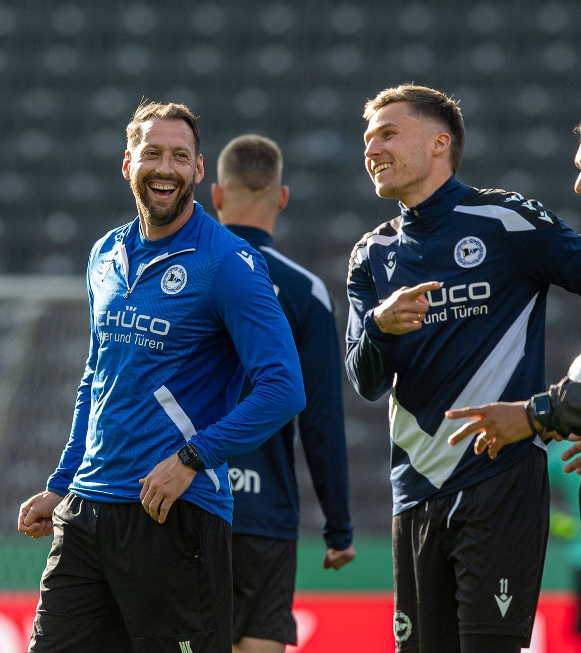 Bielefelds Trainer Mitch Kniat im Training mit seiner Mannschaft