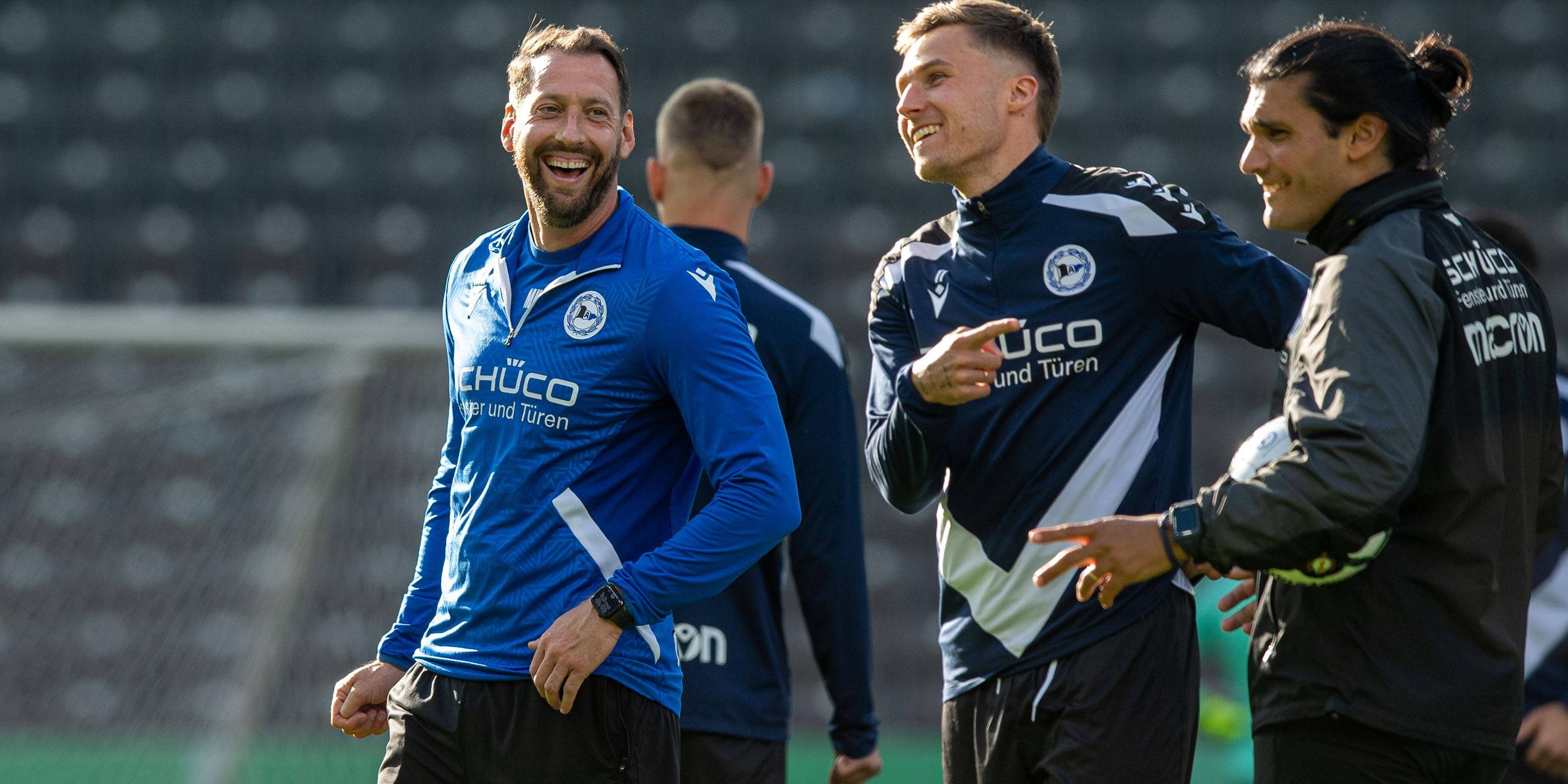 Bielefelds Trainer Mitch Kniat im Training mit seiner Mannschaft