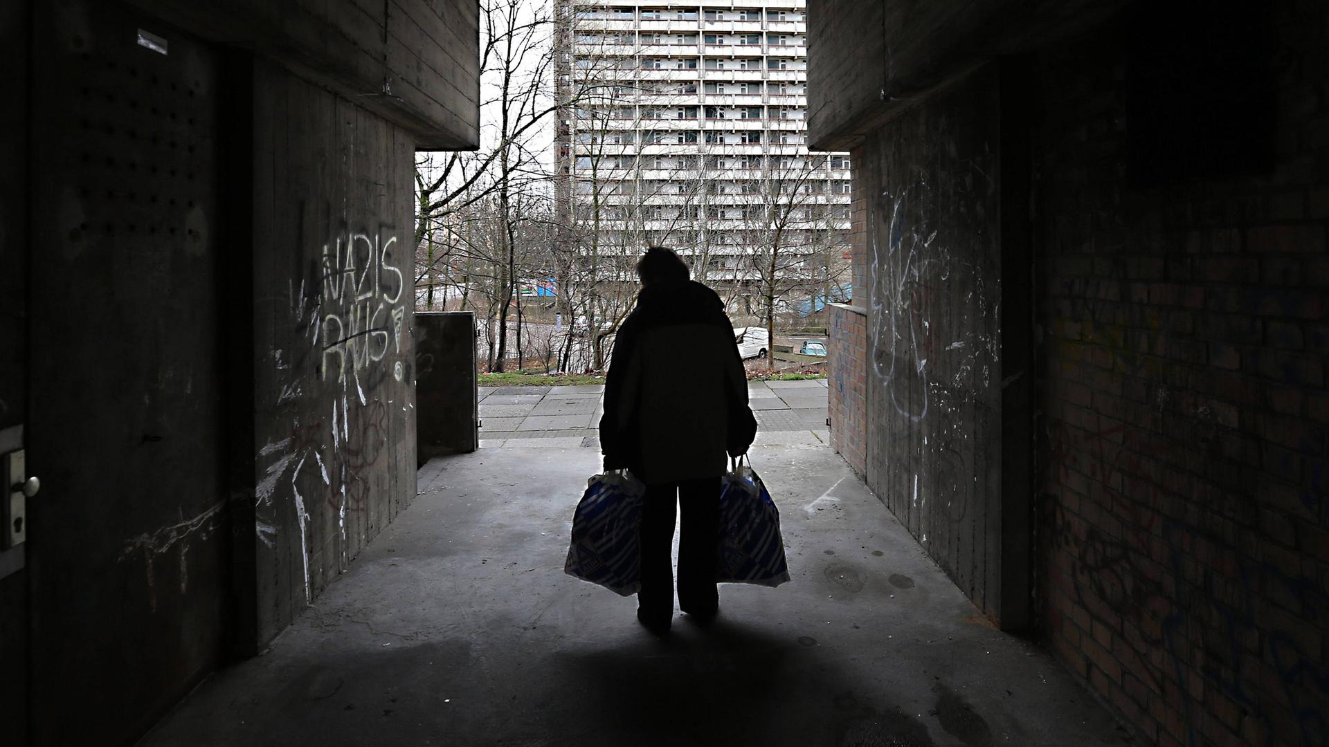 Archiv: Eine Frau in einer Unterfuehrung an einer Plattenbau-Siedlung in Halle-Neustadt am 21.02.2016