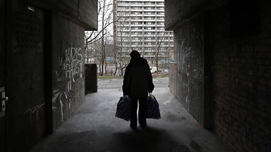 Archiv: Eine Frau in einer Unterfuehrung an einer Plattenbau-Siedlung in Halle-Neustadt am 21.02.2016