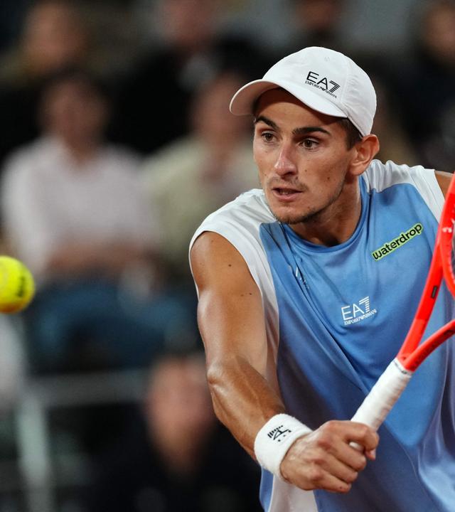 Matteo Arnaldi schlägt im Match gegen Matteo Berrettini eine Rückhand.
