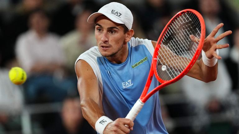 Matteo Arnaldi schlägt im Match gegen Matteo Berrettini eine Rückhand.