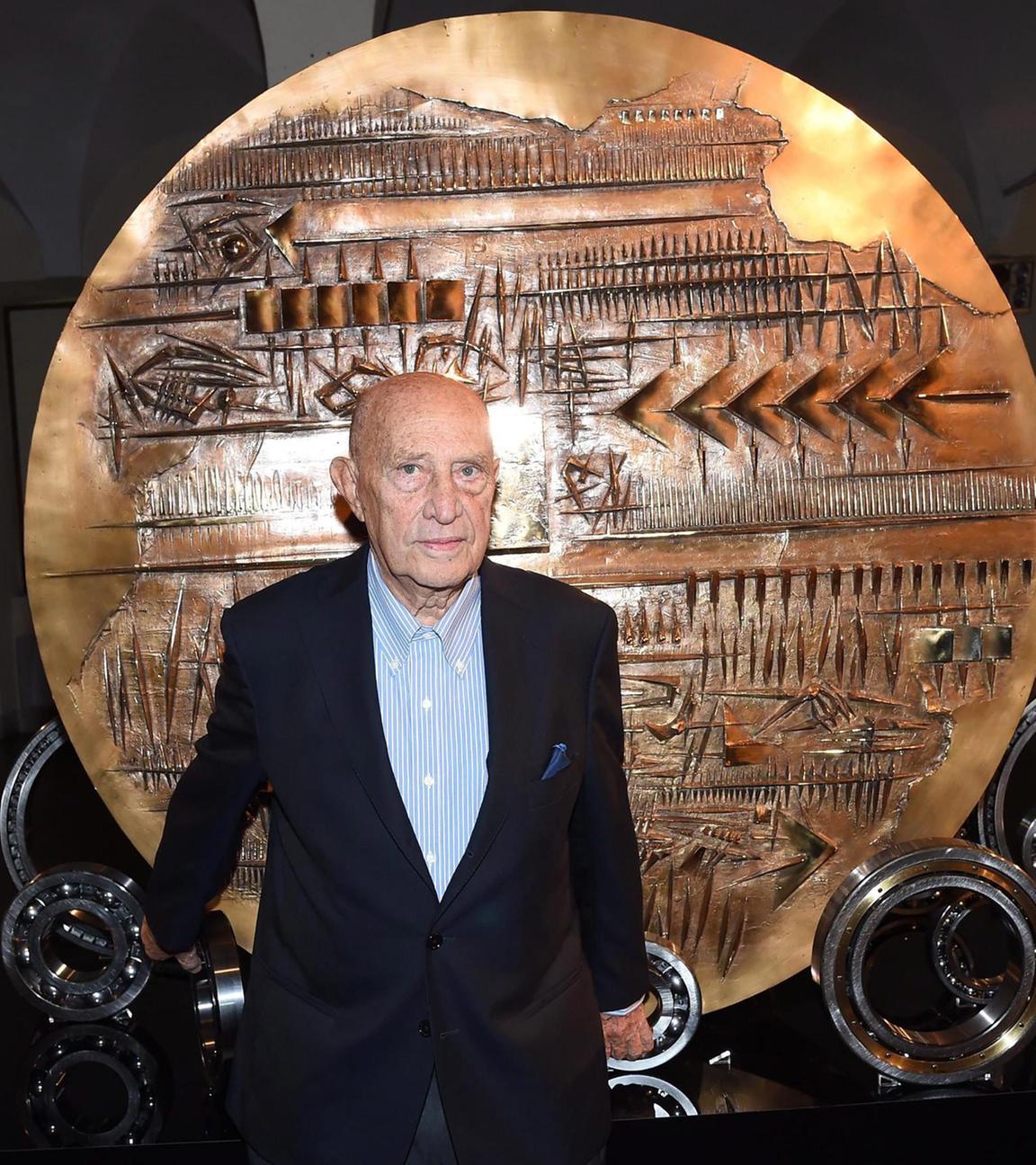 Italien, Mailand: Der italienische Bildhauer Arnaldo Pomodoro posiert für Fotografen bei der Eröffnung der Ausstellung "The invisible reveals\ when technology meets art", Archivbild