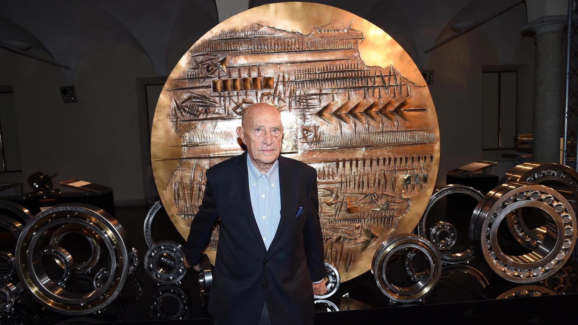 Italien, Mailand: Der italienische Bildhauer Arnaldo Pomodoro posiert für Fotografen bei der Eröffnung der Ausstellung "The invisible reveals\ when technology meets art", Archivbild