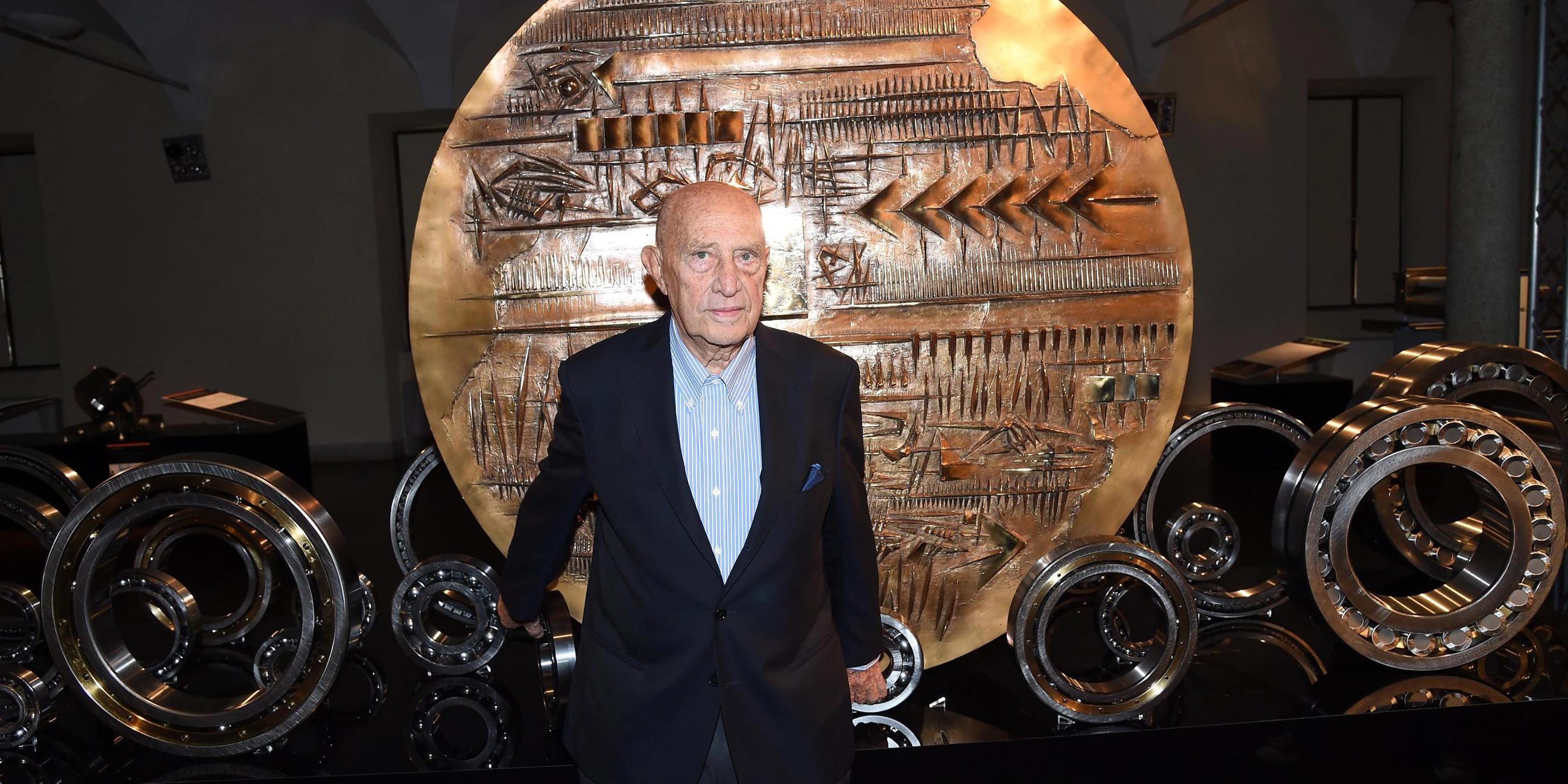 Italien, Mailand: Der italienische Bildhauer Arnaldo Pomodoro posiert für Fotografen bei der Eröffnung der Ausstellung "The invisible reveals\ when technology meets art", Archivbild