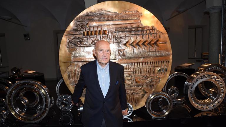 Italien, Mailand: Der italienische Bildhauer Arnaldo Pomodoro posiert für Fotografen bei der Eröffnung der Ausstellung "The invisible reveals\ when technology meets art", Archivbild