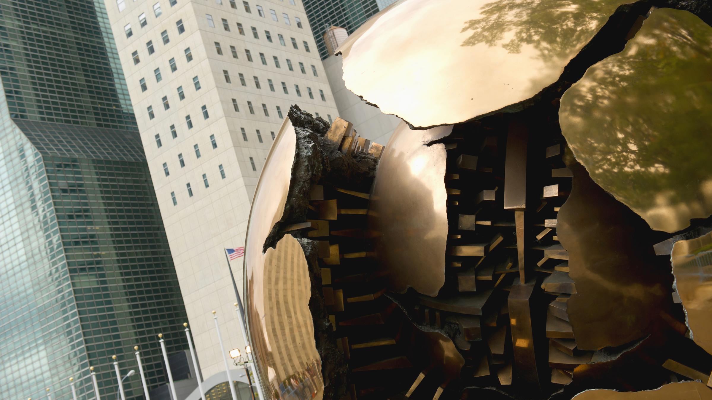 USA, New York: Die Skulptur "Sphere Within Sphere" des italienischen Künstlers Arnaldo Pomodoro steht in New York vor dem Gebäude der Vereinten Nationen