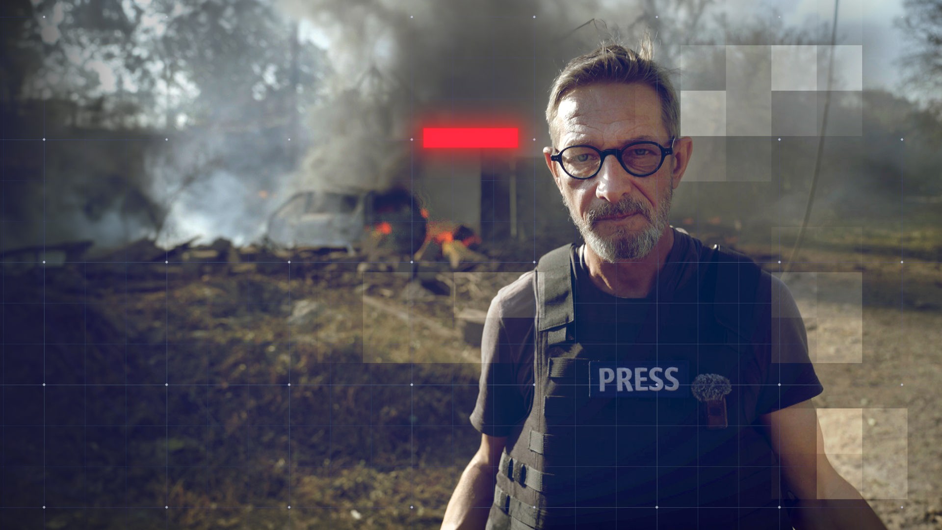 frontal-Reporter Arndt Ginzel mit schusssicherer Weste vor brennendem Autofrack, das durch einen Drohnenangriff in der Ukraine zerstört wurde 