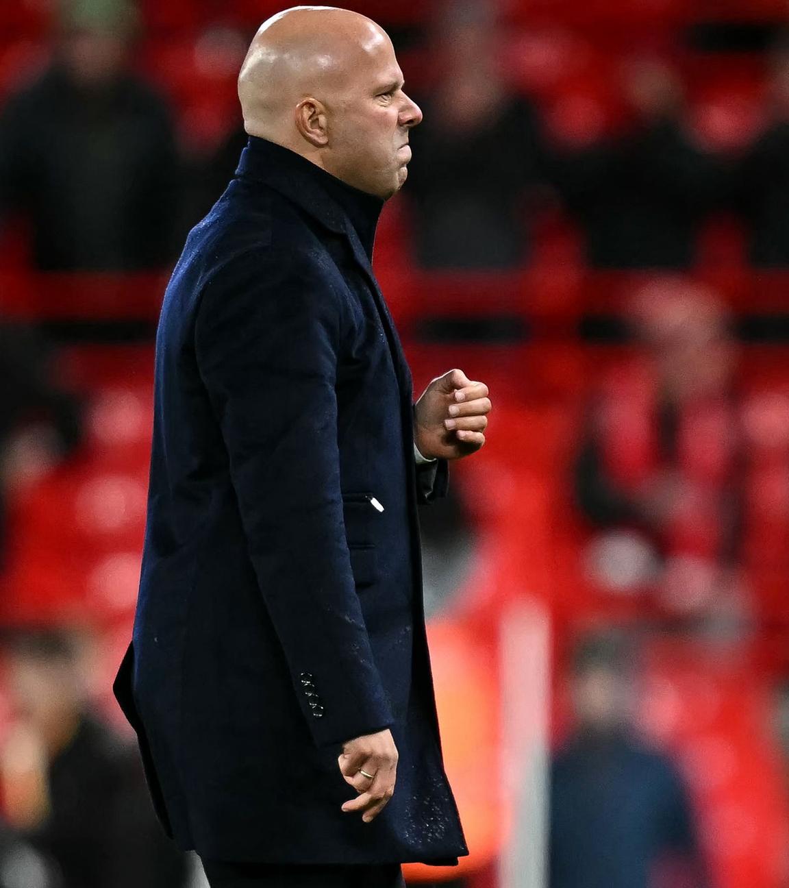 Liverpool-TrainerArne Slot steht am Spielfeldrand