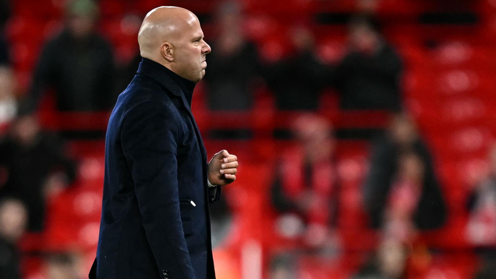 Liverpool-TrainerArne Slot steht am Spielfeldrand