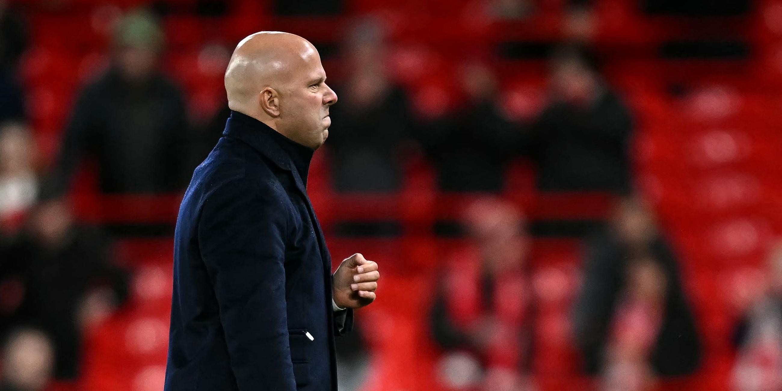 Liverpool-TrainerArne Slot steht am Spielfeldrand