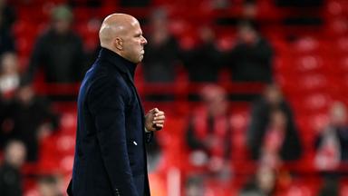 Liverpool-TrainerArne Slot steht am Spielfeldrand