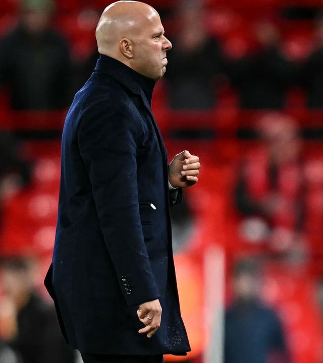 Liverpool-TrainerArne Slot steht am Spielfeldrand