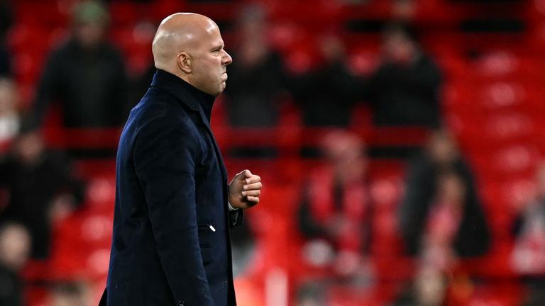 Liverpool-TrainerArne Slot steht am Spielfeldrand