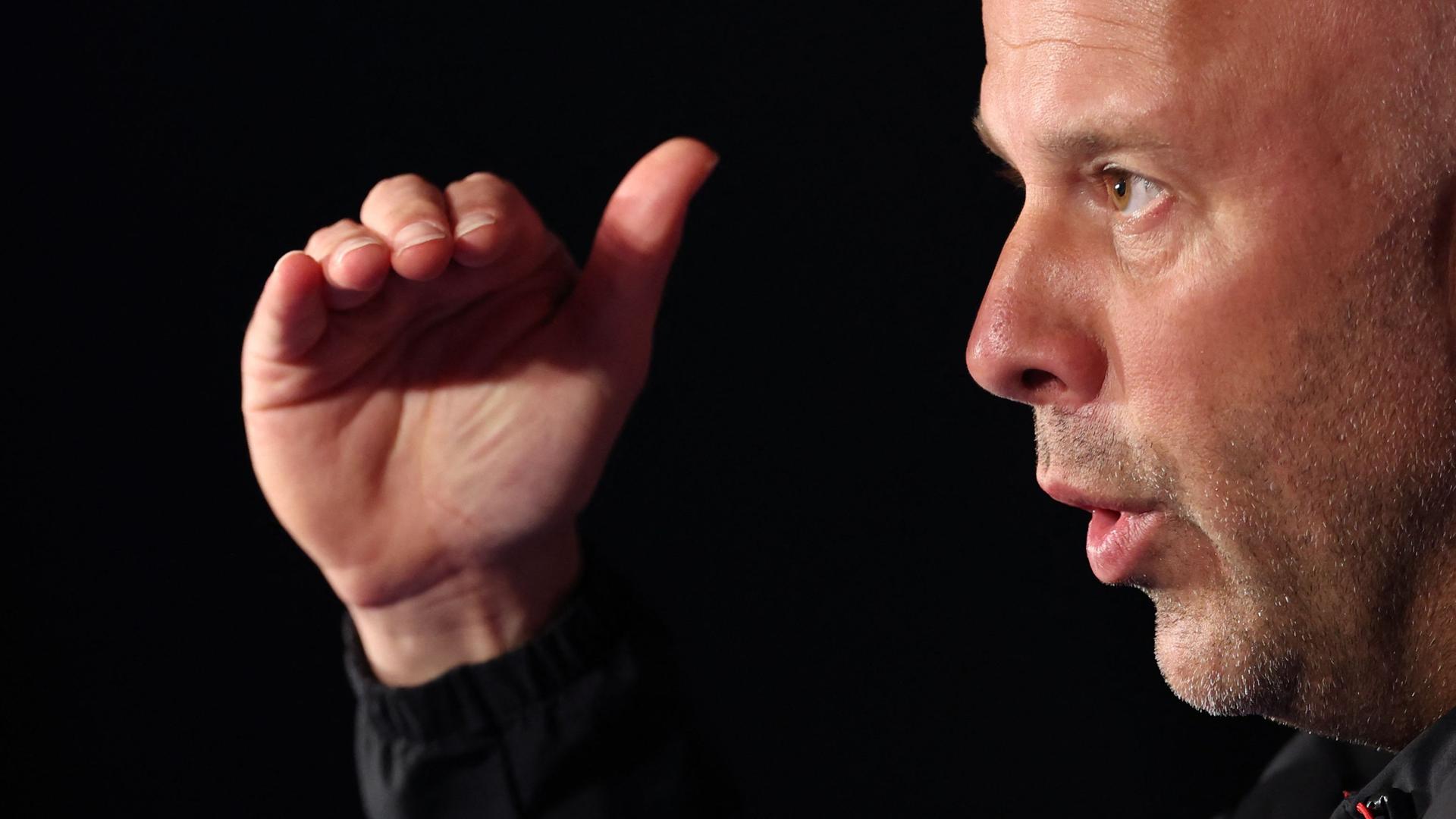 Champions-League-Viertelfinale, Hinspiel Paris Saint-Germain - FC Liverpool: Liverpools Coach Arne Slot bei der Pressekonferenz