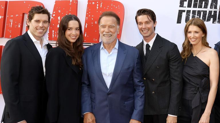 Arnold Schwarzenegger mit seinen Kindern bei Premiere von "Fubar" Staffel 2