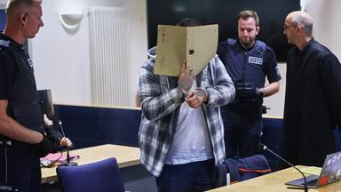 Nordrhein-Westfalen, Arnsberg: Der Hauptangeklagte (2.v.l.) wird zum Prozess um das "Soester Horrorhaus" in den Gerichtssaal des Landgerichts geführt