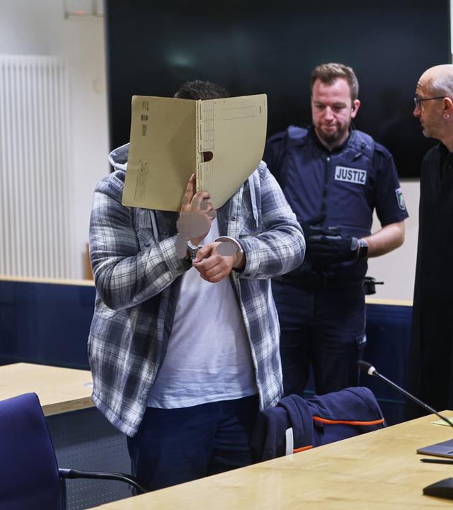 Nordrhein-Westfalen, Arnsberg: Der Hauptangeklagte (2.v.l.) wird zum Prozess um das "Soester Horrorhaus" in den Gerichtssaal des Landgerichts geführt