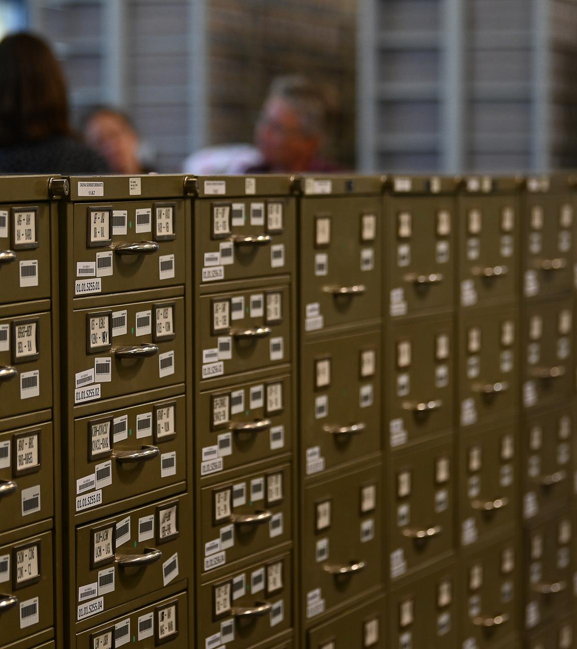Schränke mit "Häftlings-Personal-Karten" stehen im Archivraum der Arolsen Archives.