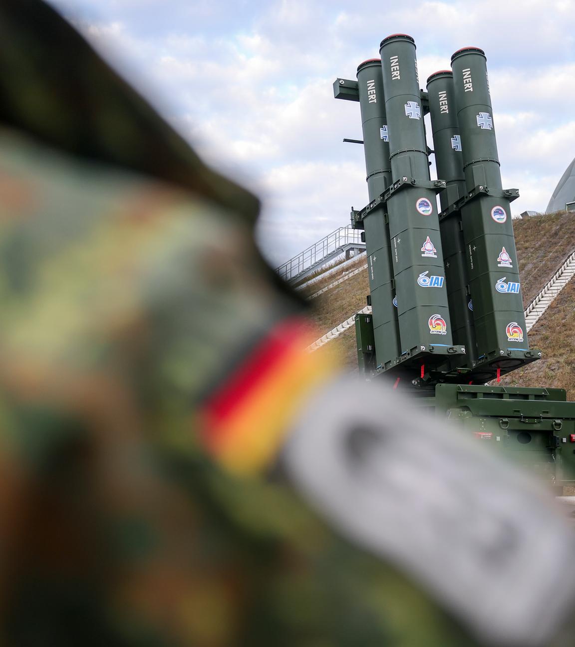 Das Abschussgerät des neuen Raketenabwehrsystems Arrow 3 steht nach der Inbetriebnahme vor dem Radom in der Annaburger Heide.