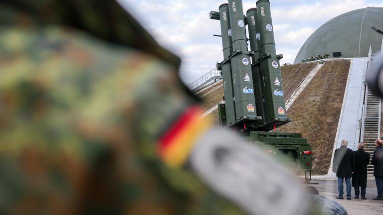 Das Abschussgerät des neuen Raketenabwehrsystems Arrow 3 steht nach der Inbetriebnahme vor dem Radom in der Annaburger Heide.