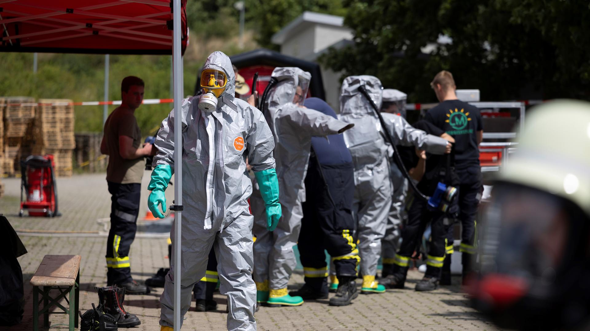 Sachsen-Anhalt, Osterwieck: Einsatzkräfte in speziellen Schutzanzügen sind nach einem Unfall mit Gefahrstoffen im Einsatz.