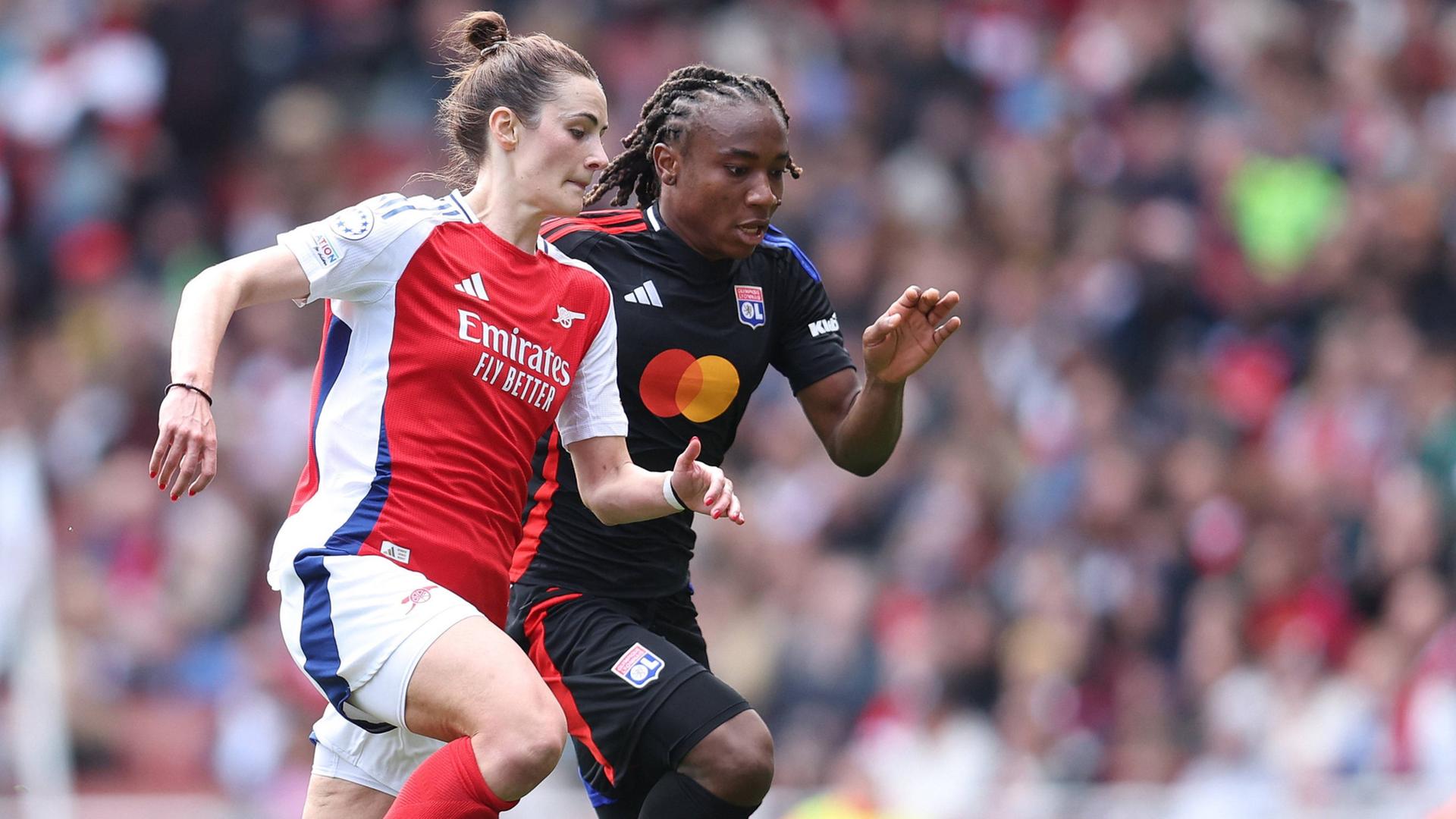 Emily Fox (Arsenal) und Melchie Dumornay (Lyon)