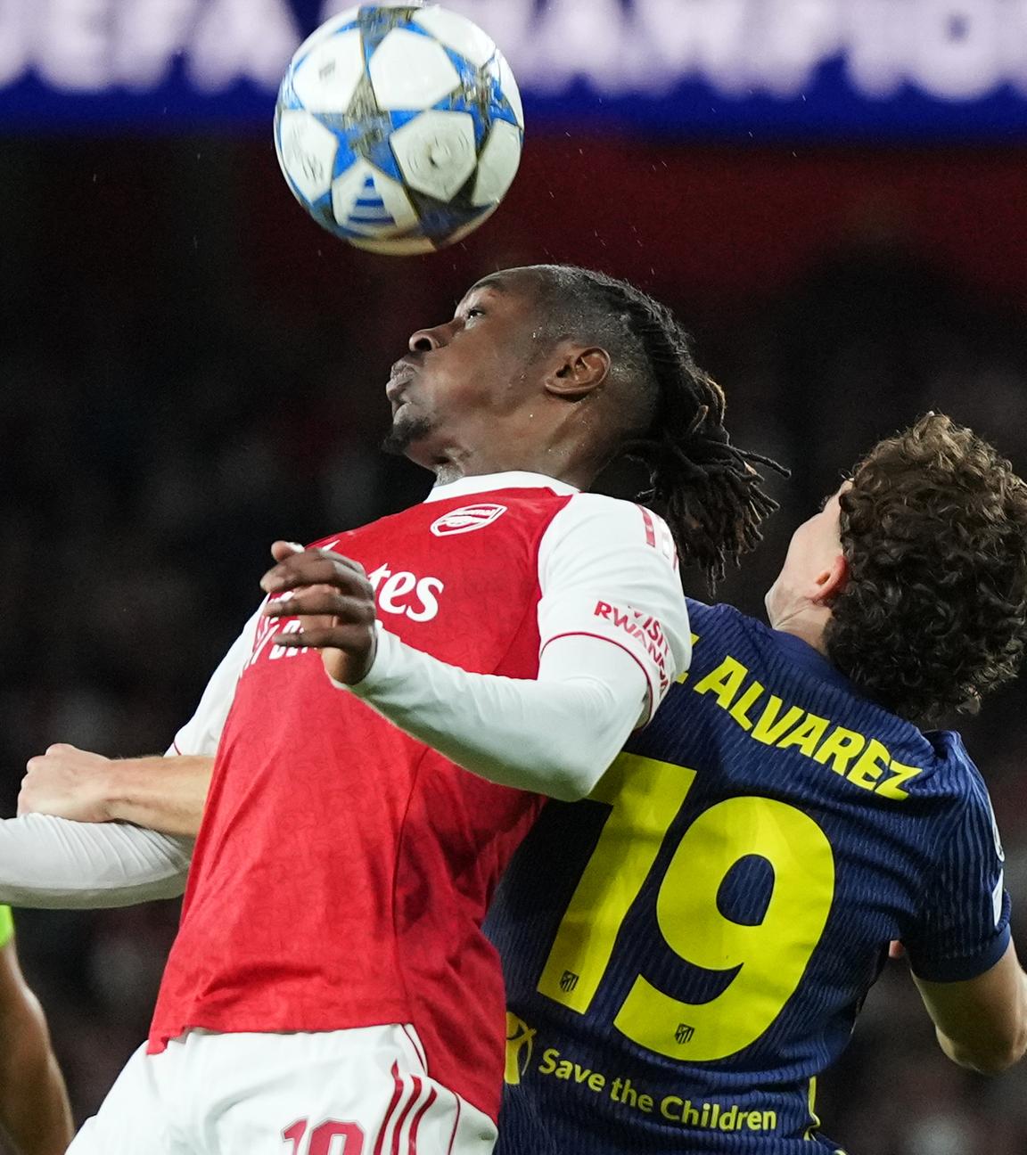 Arsenals Eberechi Eze (Mitte) im Kopfballduell mit Atleticos Julian Alvarez