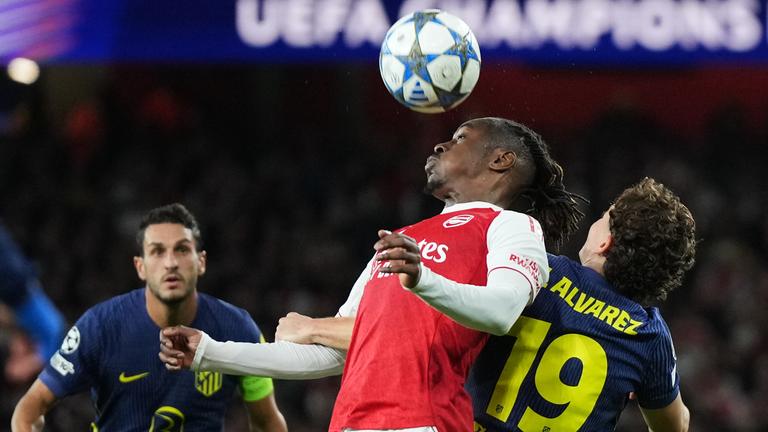 Arsenals Eberechi Eze (Mitte) im Kopfballduell mit Atleticos Julian Alvarez