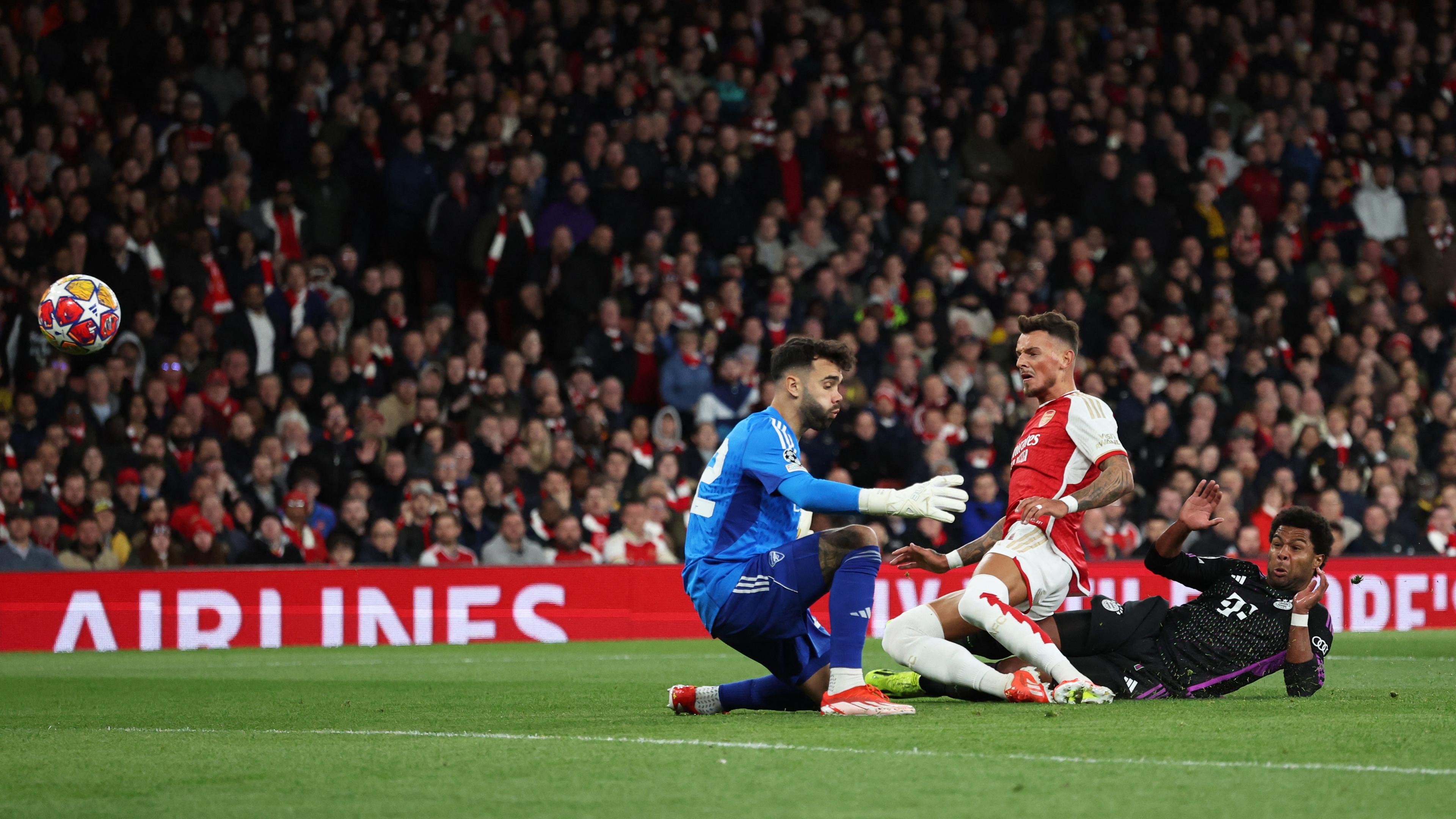 Bayern Münchens Serge Gnabry schießt das Tor zum Ausgleich gegen Arsenal.