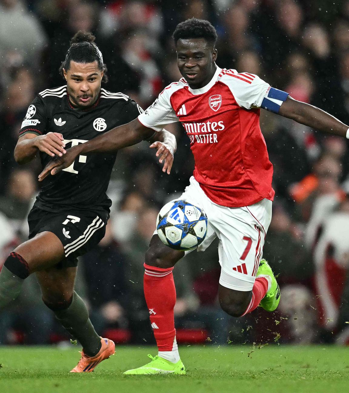 Serge Gnabry (Bayern Munich) und Bukayo Saka (Arsenal) kämpfen. 