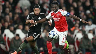 Serge Gnabry (Bayern Munich) und Bukayo Saka (Arsenal) kämpfen. 
