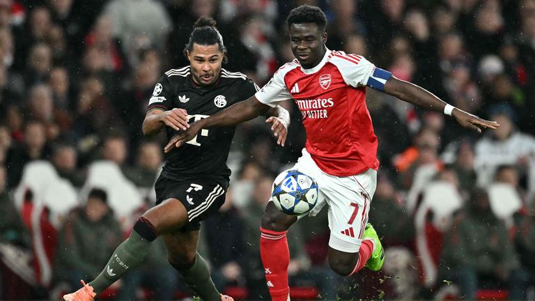 Serge Gnabry (Bayern Munich) und Bukayo Saka (Arsenal) kämpfen. 