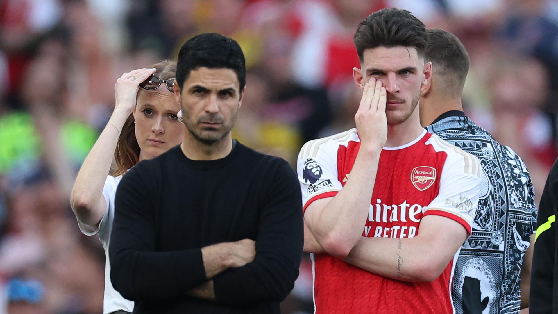 Declan Rice (Arsenal, r.) und Arsenals Trainer Mikel Arteta (l.) nach dem Spiel am 19.05.24.