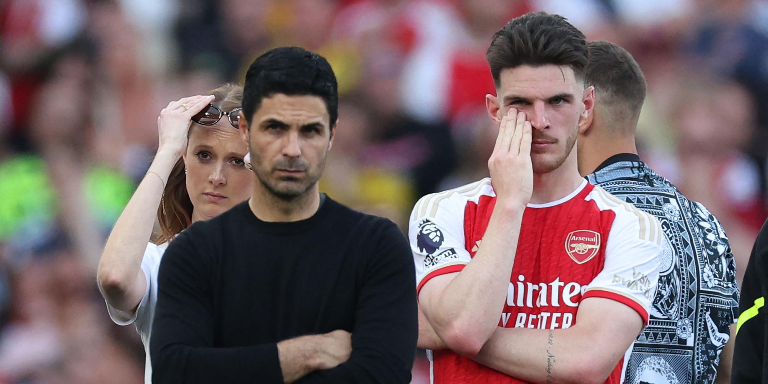 Declan Rice (Arsenal, r.) und Arsenals Trainer Mikel Arteta (l.) nach dem Spiel am 19.05.24.
