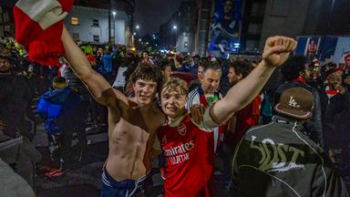 Arsenal-Fans feiern vor dem Emirates Stadium im Norden Londons.