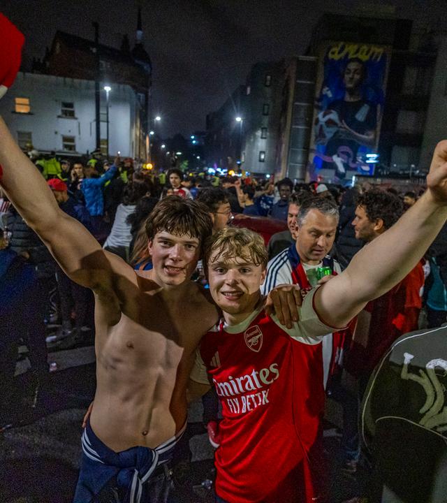 Arsenal-Fans feiern vor dem Emirates Stadium im Norden Londons.
