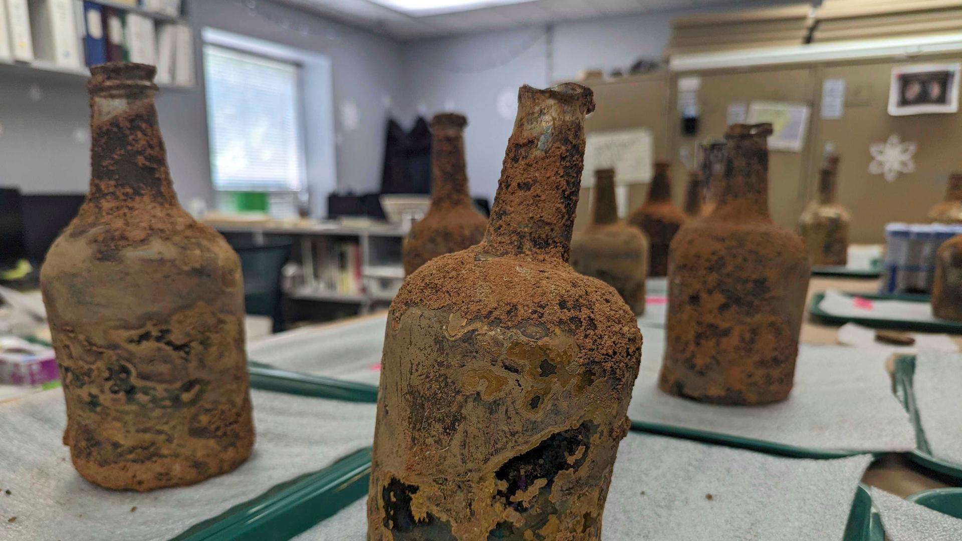 Artefakte aus dem 18. Jahrhundert, die unter George Washingtons Residenz in Mount Vernon gefunden wurden, 17.06.2024.