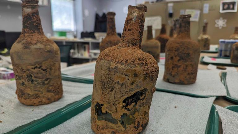 Artefakte aus dem 18. Jahrhundert, die unter George Washingtons Residenz in Mount Vernon gefunden wurden, 17.06.2024.