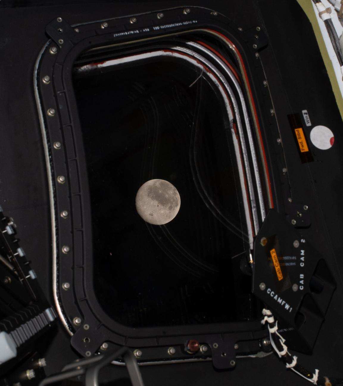 Auf diesem von der NASA zur Verfügung gestellten Foto ist der Mond im Fenster des Orion-Raumschiffs zu sehen.