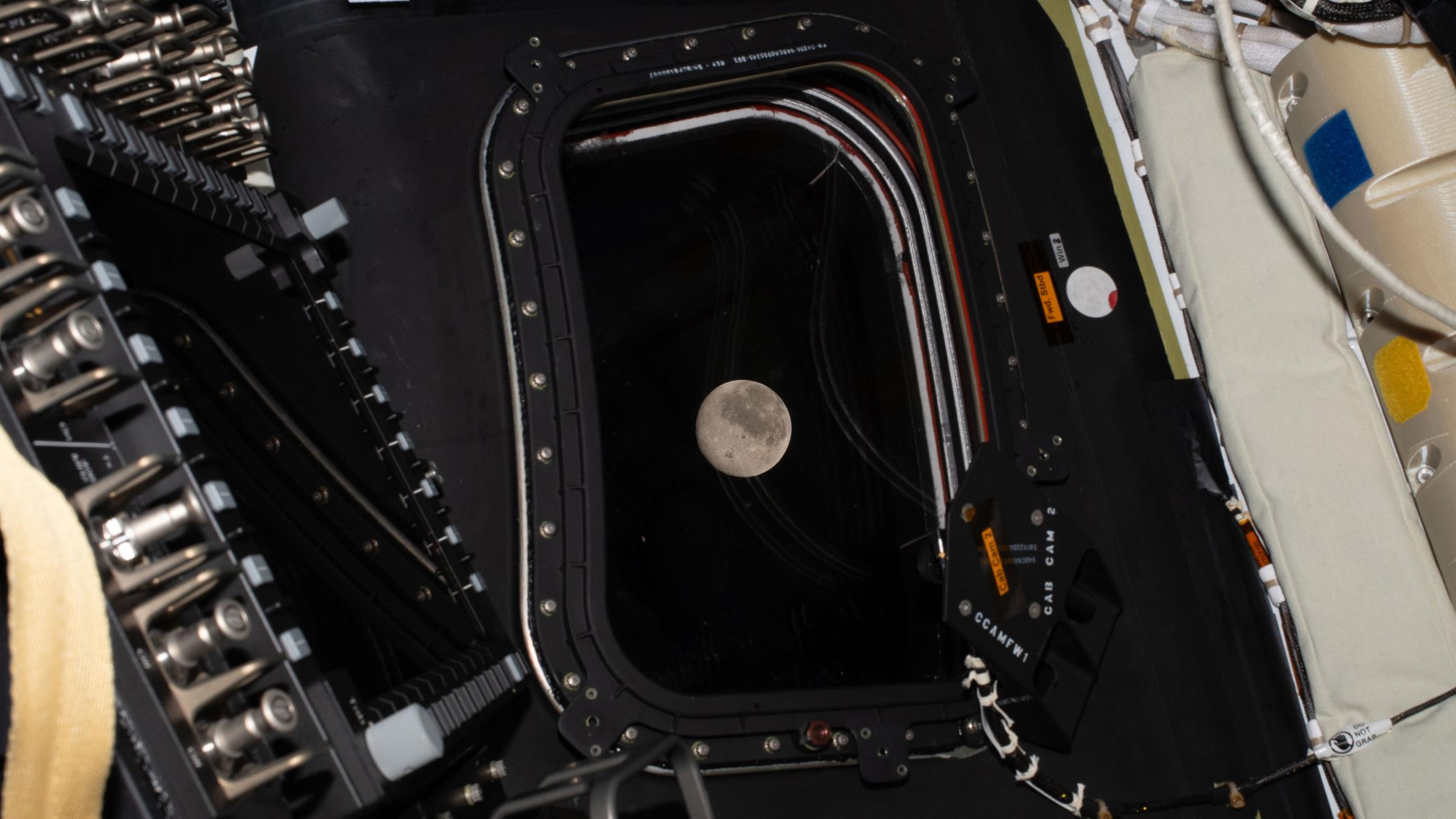 Auf diesem von der NASA zur Verfügung gestellten Foto ist der Mond im Fenster des Orion-Raumschiffs zu sehen.