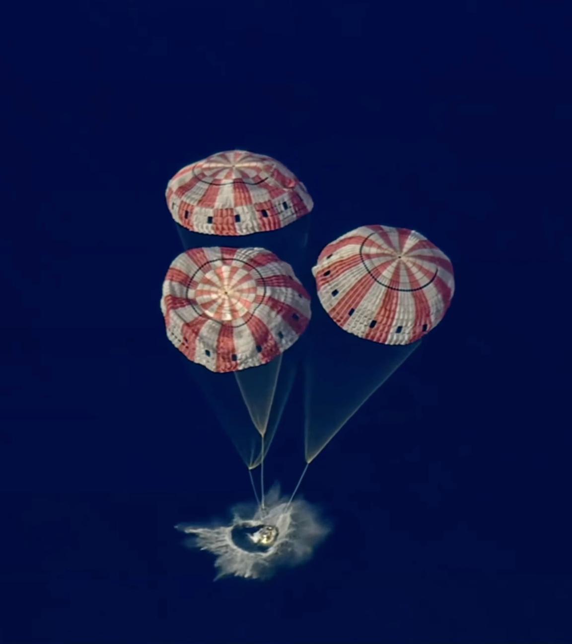 Die Artemis II Orion-Kapsel landet im Pazifik.