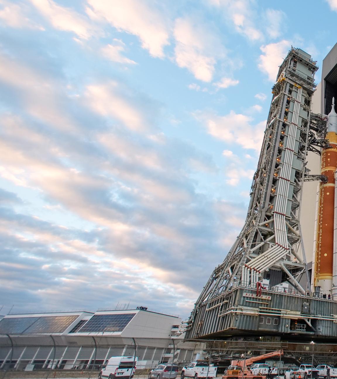 Die Artemis II Rakete wird vom Vehicle Assembly Building zum Startplatz Rampe 39B im Kennedy Space Center gebracht