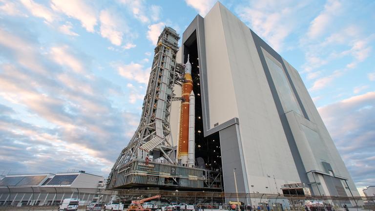 Die Artemis II Rakete wird vom Vehicle Assembly Building zum Startplatz Rampe 39B im Kennedy Space Center gebracht