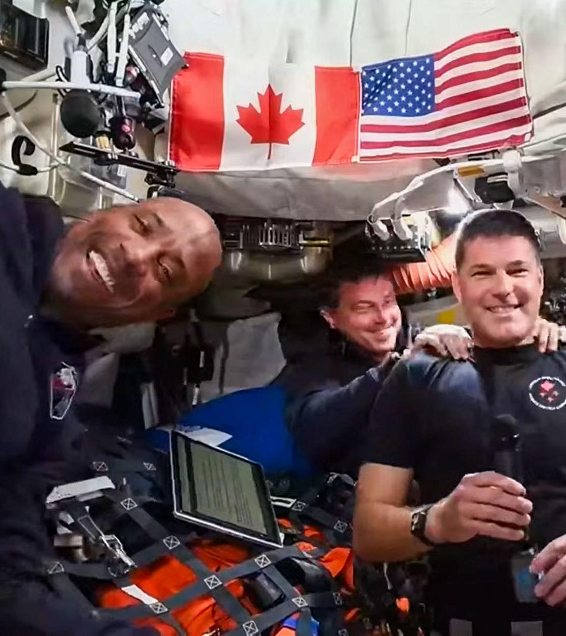 Dieser Screenshot aus einem NASA-Livestream zeigt die Astronauten der Artemis-II-Mission in der Orion-Raumkapsel.