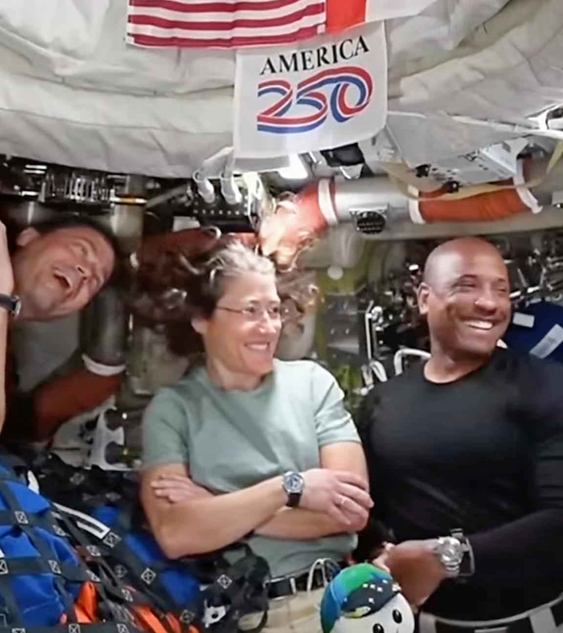 Artemis-II-Besatzung (v.l.): Kommandant Reid Wiseman, Missionsspezialistin Christina Koch, Pilot Victor Glover und der kanadische Astronaut und Missionsspezialist Jeremy Hansen, aufgenommen am 08.04.2026